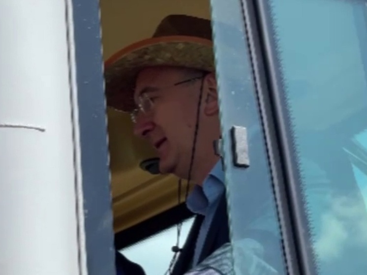 Калужский губернатор сел за руль нового «Кировца»