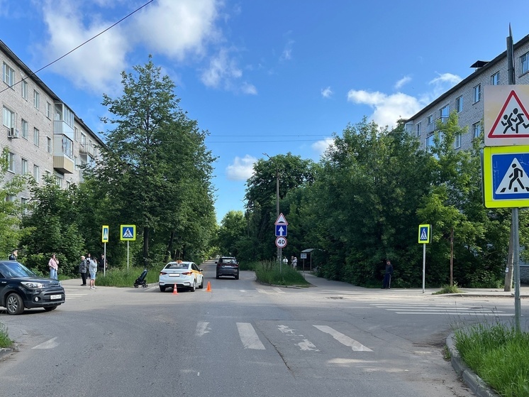 Мама с коляской попала под колеса машины в Тверской области