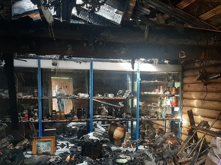 В Ярославской области сгорел магазин, где можно было купить сувениры и антиквариат