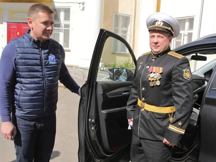 В Северодвинске вручили автомобиль с ручным управлением ветерану спецоперации