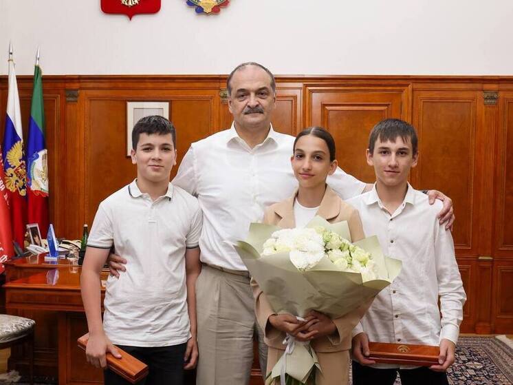 Глава Дагестана наградил отличившихся детей ко Дню молодежи