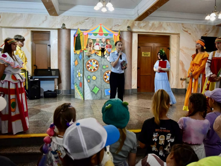 Полицейские Находки поставили спектакль для детей о безопасности летом