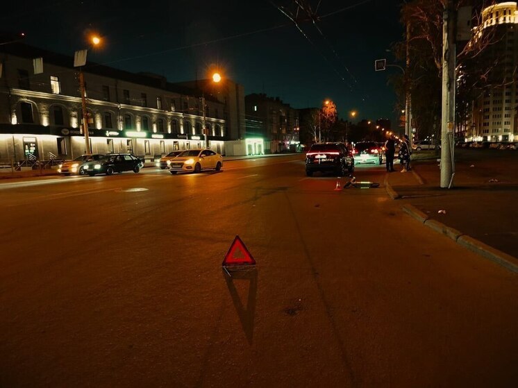 В Новосибирске автомобиль сбил электросамокат, двое человек пострадали