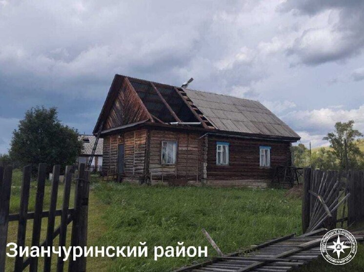 В Башкирии ветром сорвало кровлю с дома и сарая