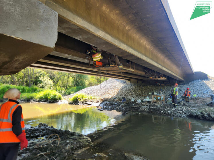 В Хабаровском районе продолжается ремонт моста к селу Черная речка