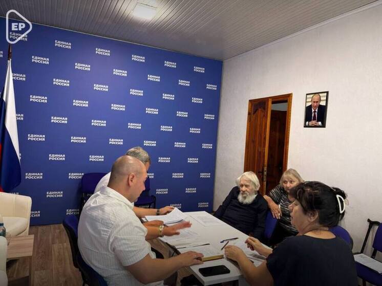 «Единая Россия» поможет жителю Геническа с восстановлением дома после пожара