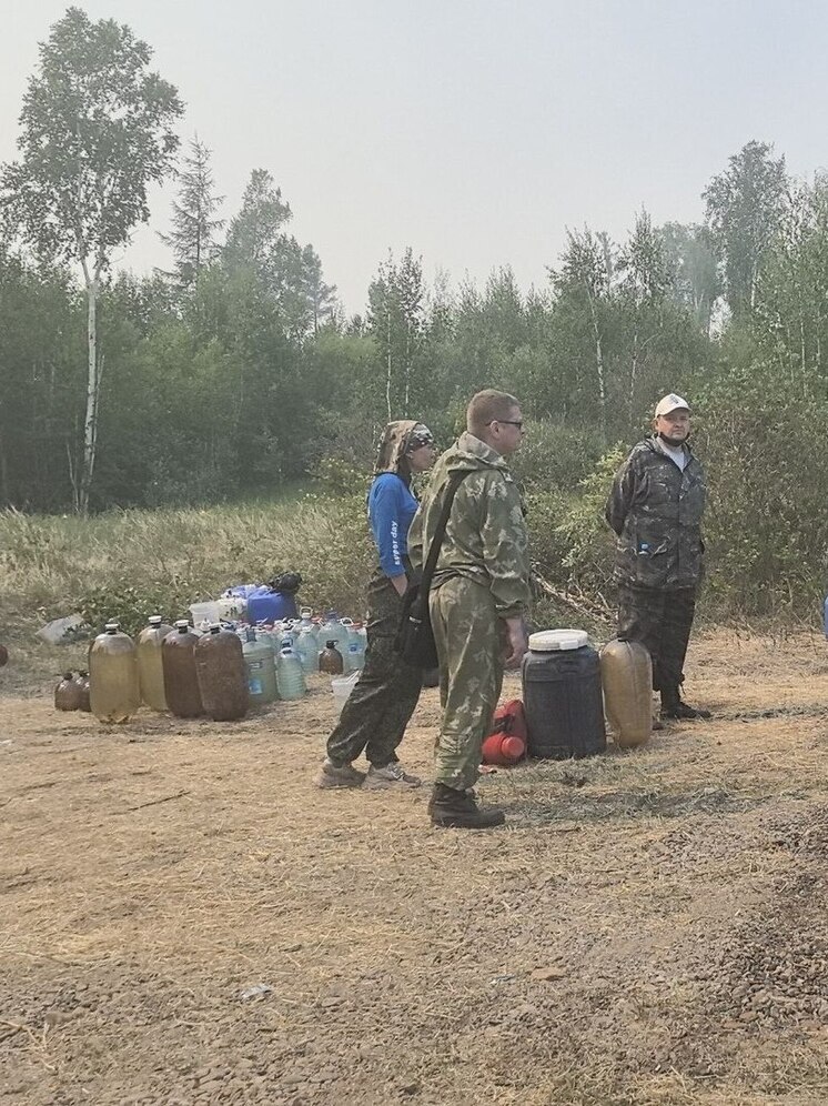 Около 200 добровольцев тушат пожар возле Зыково