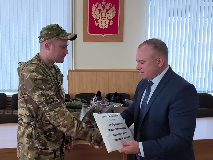 Глава Кромского района передал бойцу гуманитарный груз