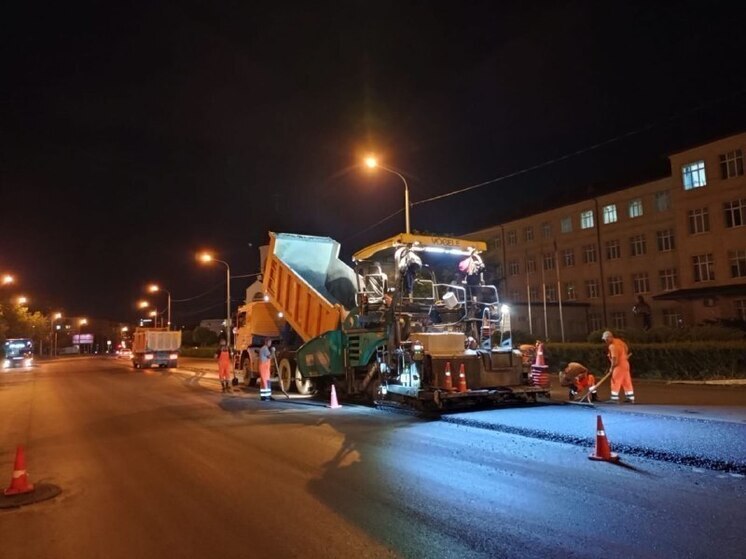 В Астрахани на ул. Б. Хмельницкого приступили к укладке верхнего слоя асфальта