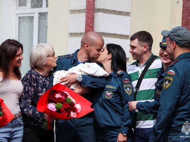 Семью сотрудников МЧС поздравили с пополнением