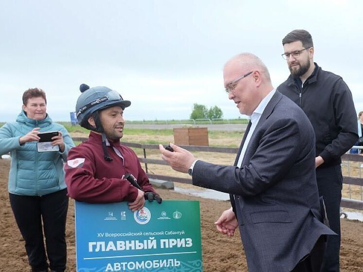 Александр Соколов вручил главный приз победителю конных скачек