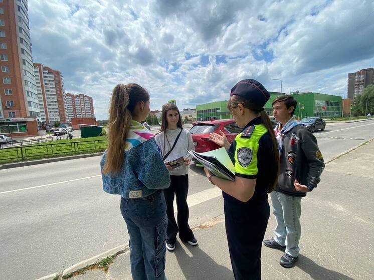 В Серпухове автоинспекторы и волонтёры провели профилактическую акцию на пешеходных переходах