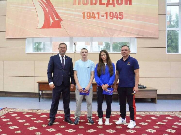 Сенатор Владимиров наградил самбистов в День молодежи