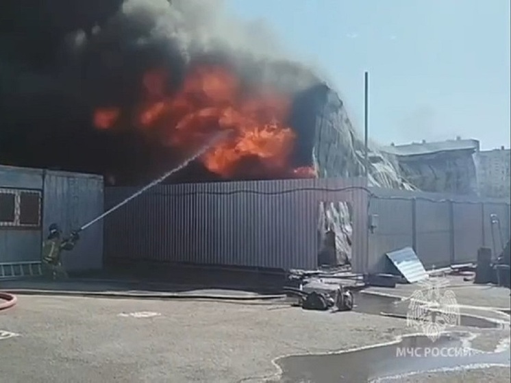 В Астрахани горит склад с мебельной фурнитурой