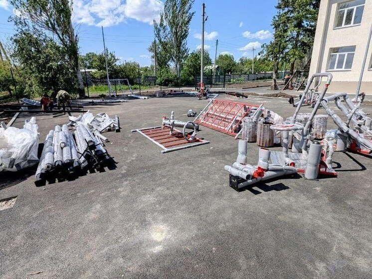 В спортшколе Старобешево приступили к установке уличных тренажеров