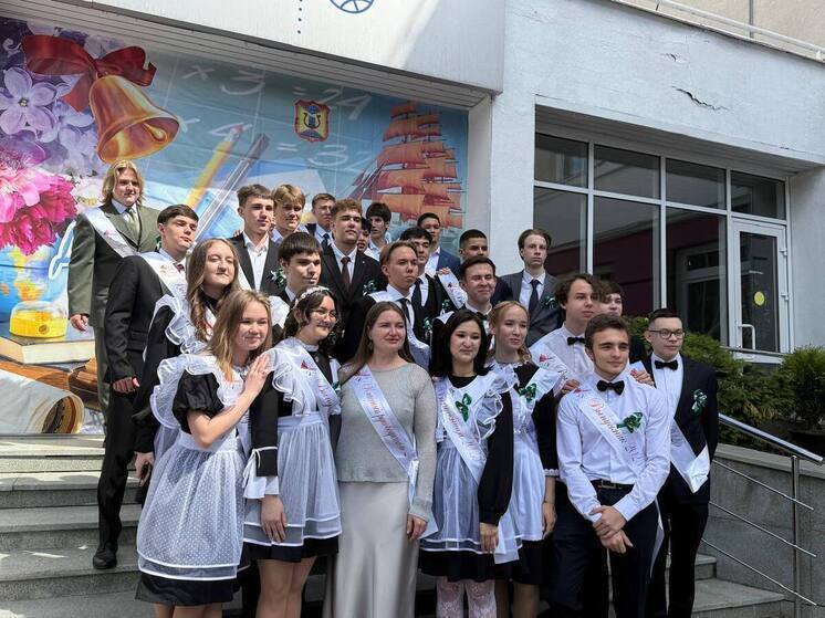 Радий Хабиров поздравил выпускников школ