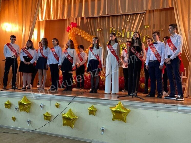 Более шести тысяч школьников стали участниками выпускных в Донецке