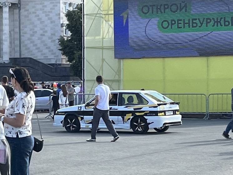 В Оренбурге стартовали масштабные празднования Дня молодежи на площади Ленина