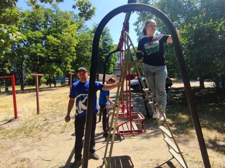 В Мелитополе прошёл субботник на детской площадке с участием единороссов