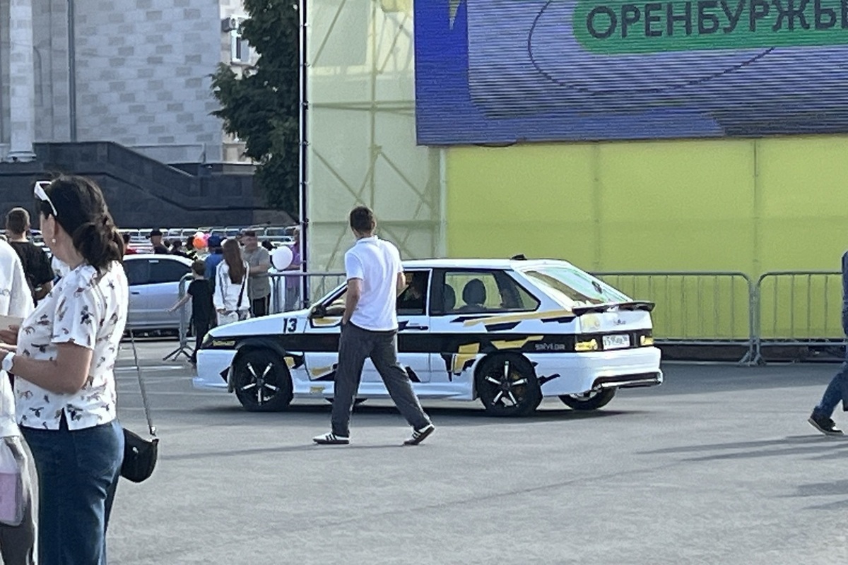 В Оренбурге стартовали масштабные празднования Дня молодежи на площади Ленина