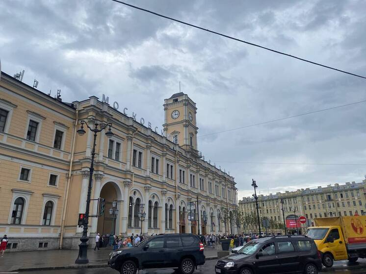 Поезда дальнего следования массово опаздывают на Московский вокзал