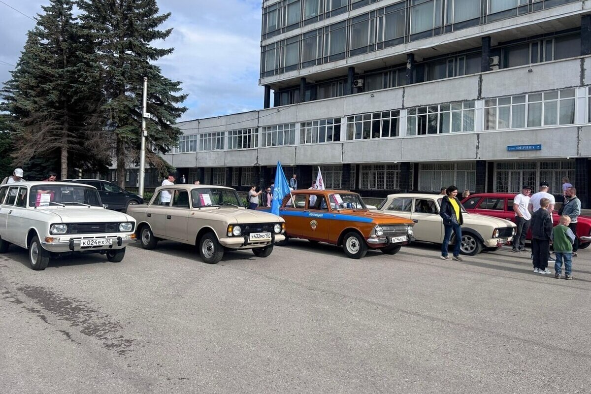 В Уфе прошел автопробег ретроавтомобилей