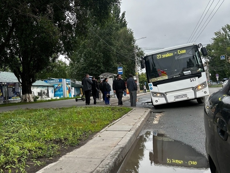 На улице Стара-Загора в Самаре под автобусом провалился асфальт