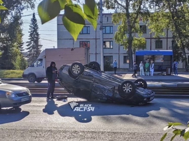 Автомобиль перевернулся на крышу в центре Новосибирска