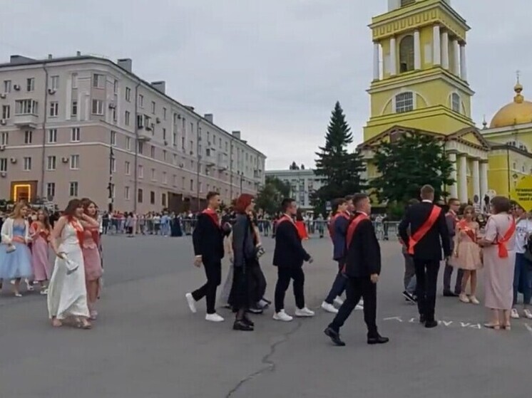 «Липецкие зори» скоро зажгут: на Соборную площадь стекаются выпускники