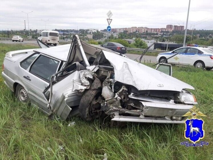 62-летний водитель чудом выжил, когда на 15-й "обнял" столб в Самаре