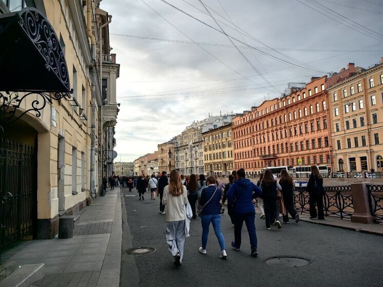 Толпы людей стекаются к набережным Петербурга по перекрытым для транспорта дорогам