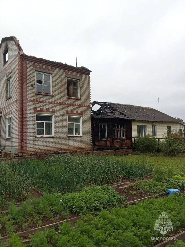 В Гаврилов-Яме загорелся двухквартирный дом