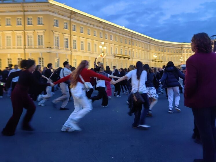 Молодежь без доступа на Дворцовую устроила себе танцполы на улицах Петербурга