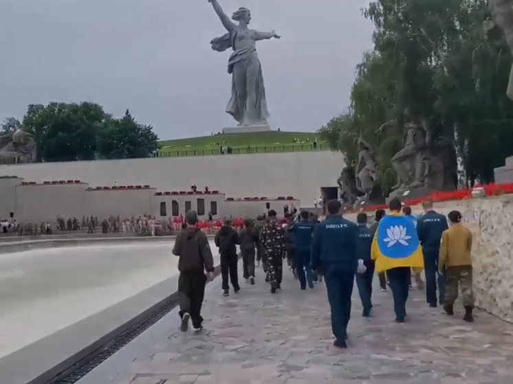 Студенты из Калмыкии почтили память солдат Победы в городе-герое