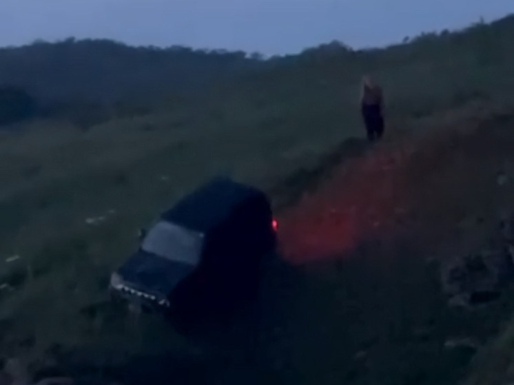 На Русском острове авто вылетело с дороги и повисло на склоне