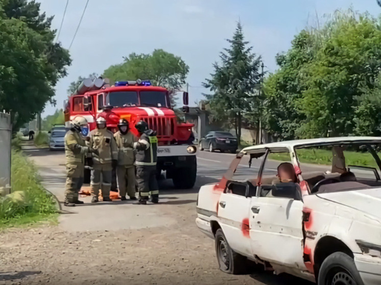 В Приморье во время тренировки огнеборцы спасли людей из заточения в авто