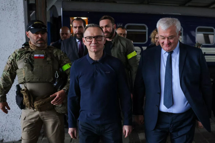Стало известно о дерзком жесте охранника президента Польши в ходе визита в Киев