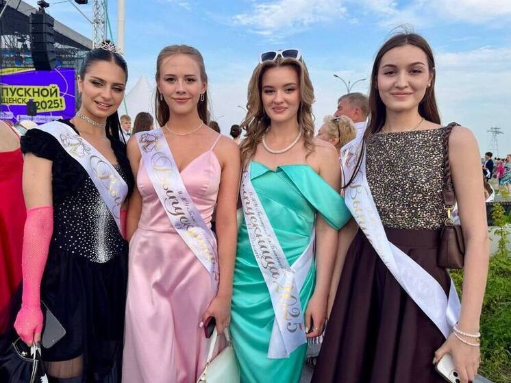 Из школ Благовещенска выпустилось более тысячи выпускников