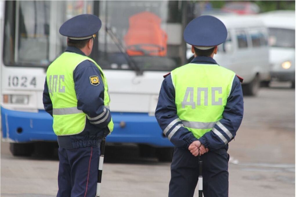 Три человека погибли в ДТП с Hyundai Solaris и грузовиком с дровами в Башкирии — видео