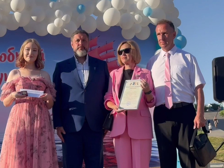 Николай Новопашин вручил 26 золотых медалей выпускникам Кировского округа