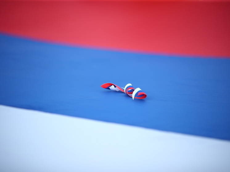  В Астрахани в День молодежи сплели 100-метрoвую маскировочную сеть