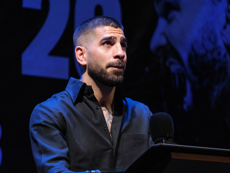 Ilia Topuria, Charles Oliveira'yı nakavt ederek UFC hafif sıklet şampiyonu oldu