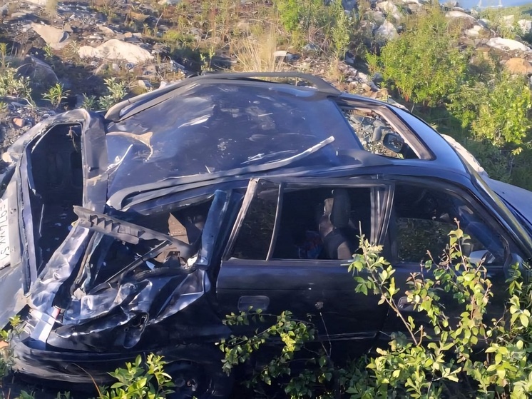 В Кольском районе автомобиль съехал в кювет и перевернулся