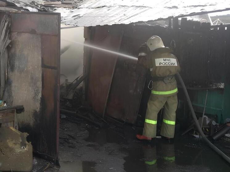 В Борисоглебске Воронежской области пожар повредил постройку и автомобиль