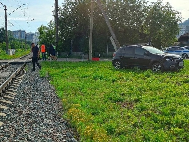 Легковушка столкнулась с поездом между станциями Енисей и Красноярские столбы