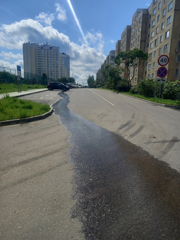 На улице Орловских партизан неисправна уличная канализация