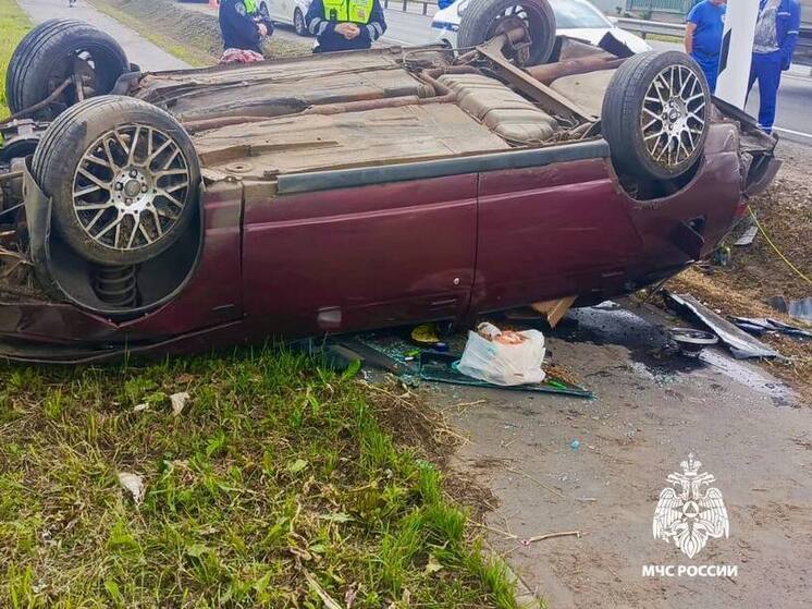 На дороге в Тверской области опрокинулся автомобиль: есть пострадавший