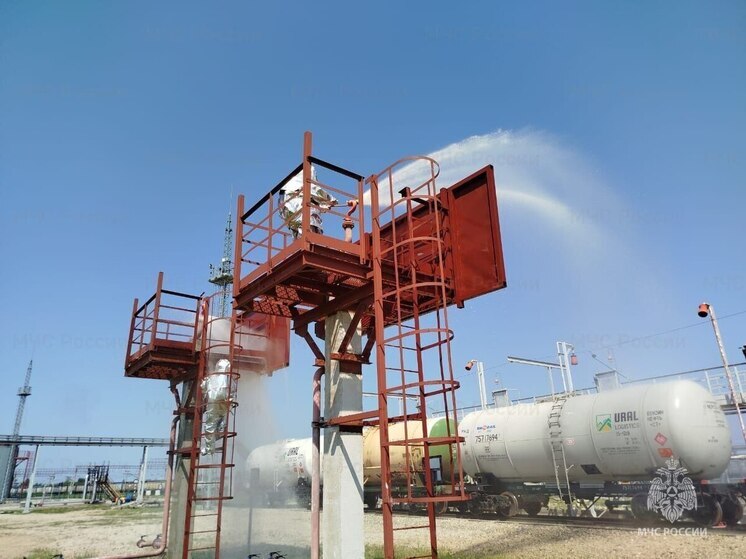 На тренировке амурские пожарные потушили нефтебазу