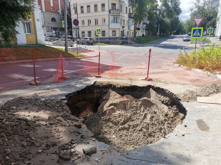 В Самаре из-за дождей появился огромный провал на улице Ленинградской