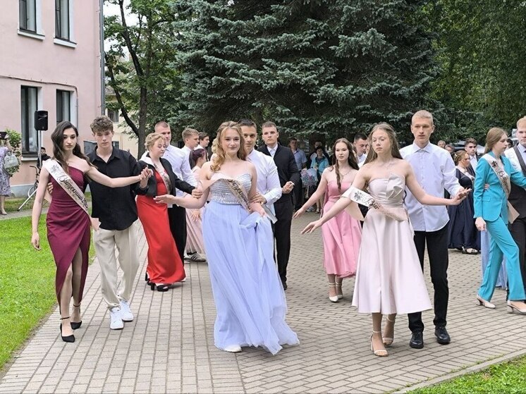 Выпускной одиннадцатиклассников прошел в Локне